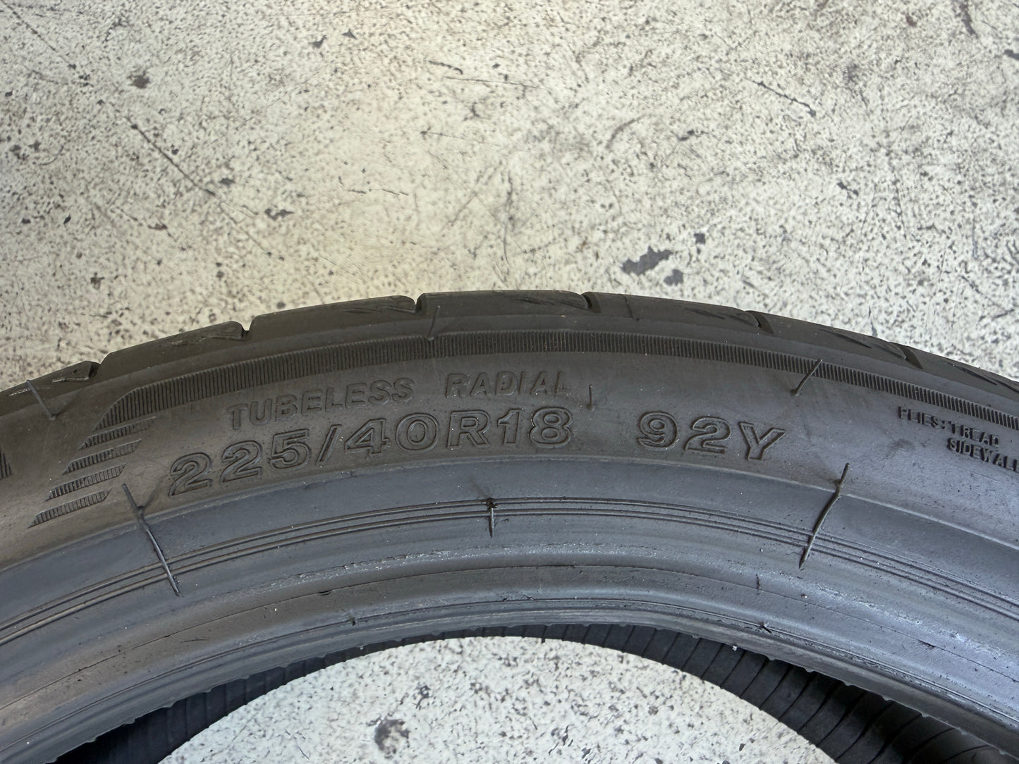 Usato: 4 Pneumatici x2 Bridgestone x2 Continental 225/40R18 92Y XL Estivi 85% residui