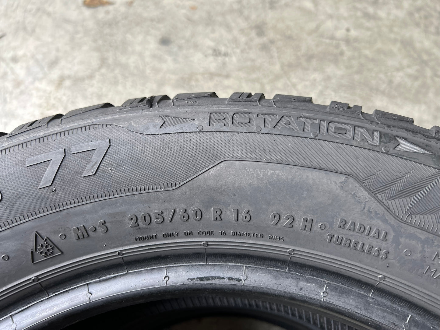 Usato: 2 Gomme 205/60R16 92H Uniroyal inverno 85% residui