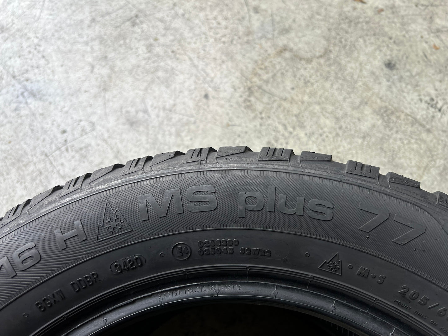 Usato: 2 Gomme 205/60R16 92H Uniroyal inverno 85% residui