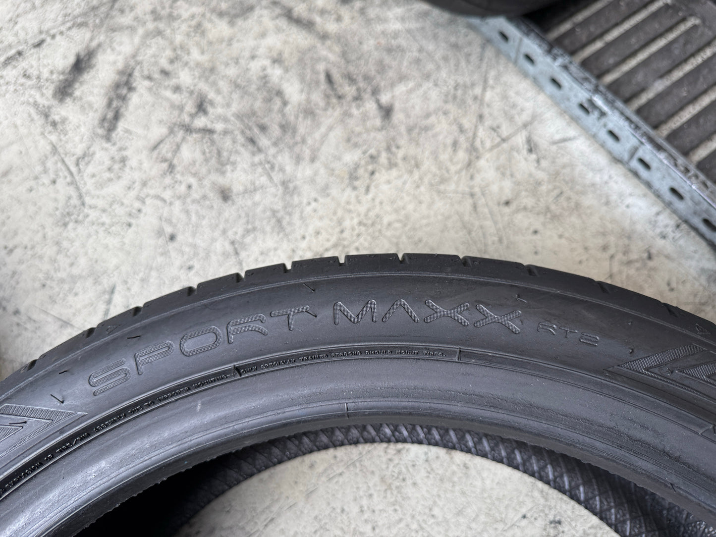 Usato: 4 Pneumatici Dunlop Sport Maxx RT + Sport Maxx RT2 225/40R18 92Y XL Estive 90-95% Residui