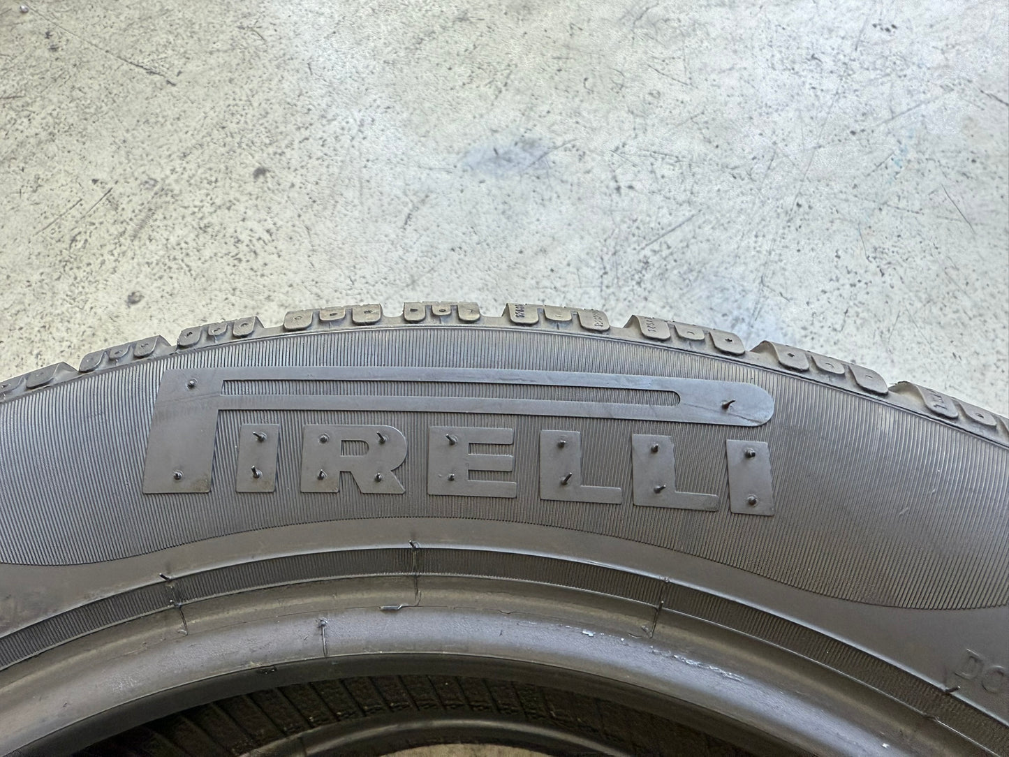 Usato: 2 Gomme 215/55R17 98H XL Pirelli Invernali 85% residui
