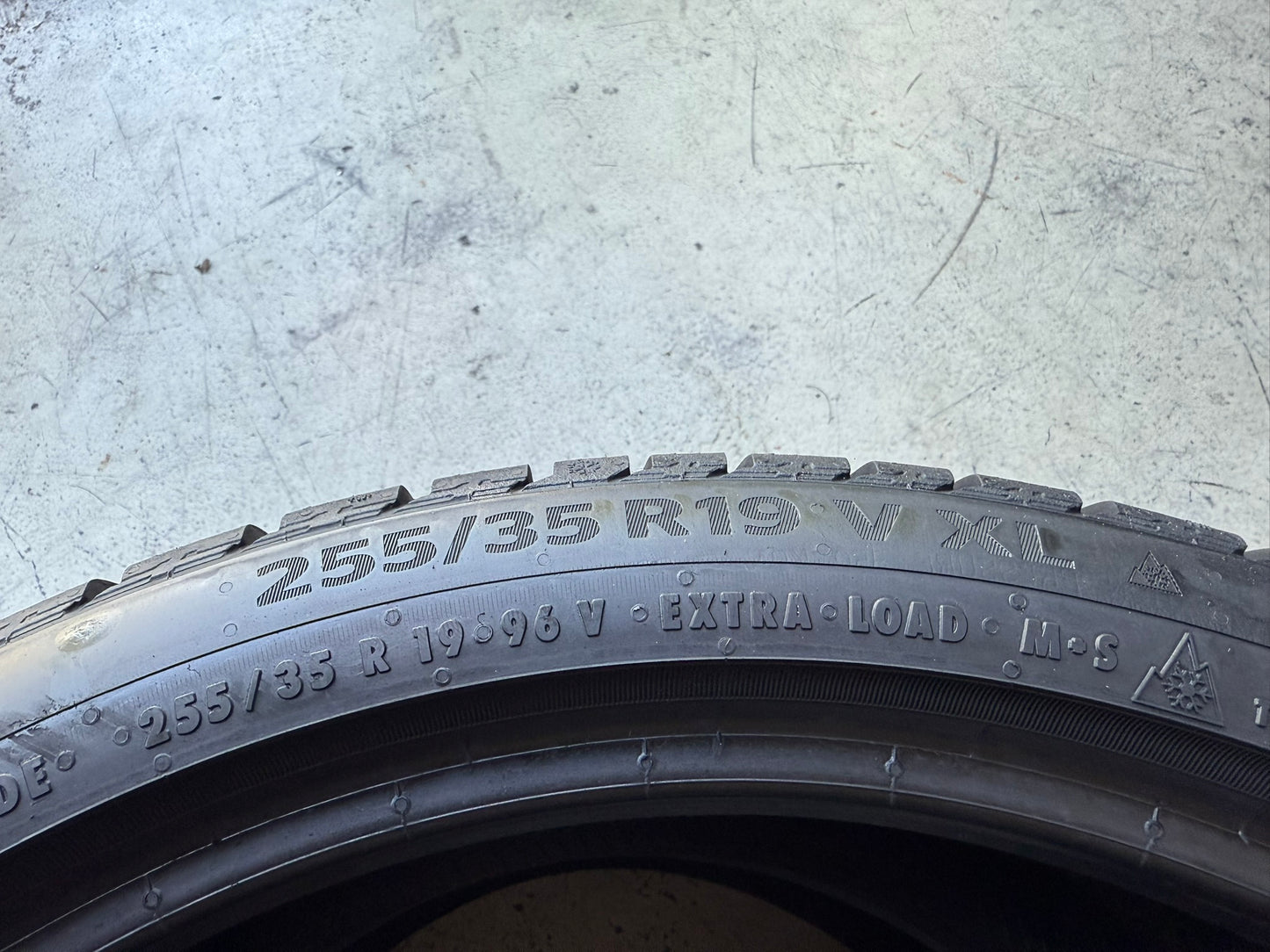 Usato: 2 Gomme 255/35R19 96V XL Continental Invernali Run Flat 85% residui