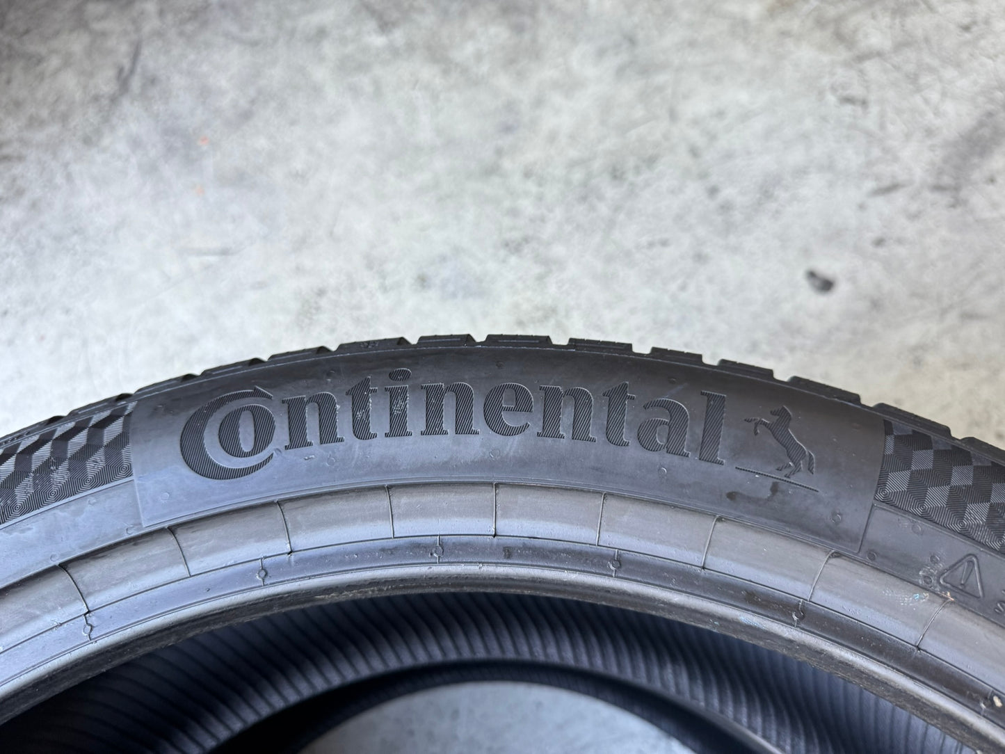 Usato: 2 Gomme 255/40R21 102T XL Continental Invernali 95% residui