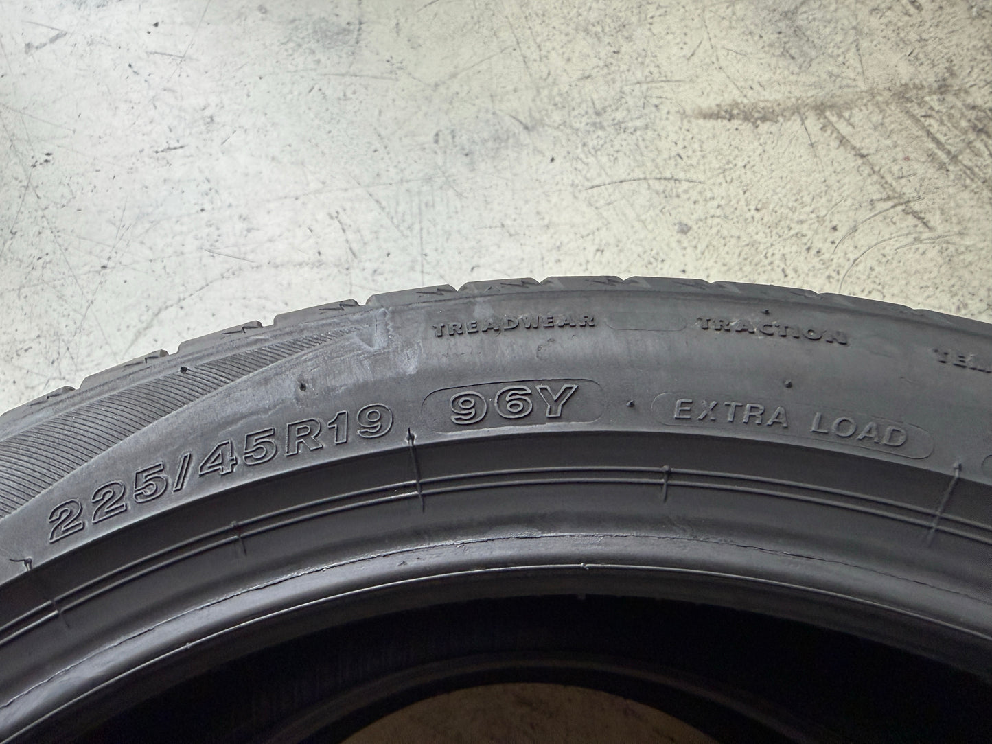 Usato: 2 Pneumatici Firestone Roadhawk 225/45R19 96Y XL Estive 90% Residui