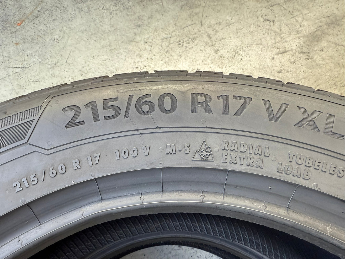 Usato: 2 Gomme 215/60R17 100V XL Barum Invernali 85% residui