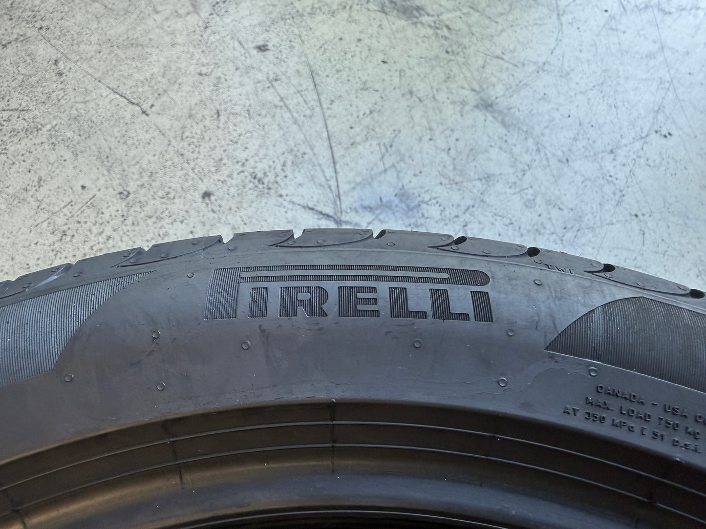 Usato: 2 Pneumatici Pirelli Powergy 235/45R18 98Y XL Estive 90% Residui