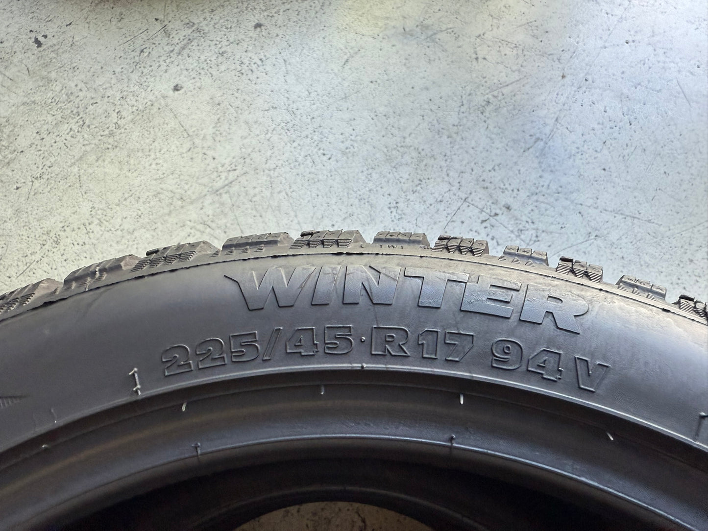 Usato: 1 Gomma 225/45R17 94V XL Strial Invernale 90% residui