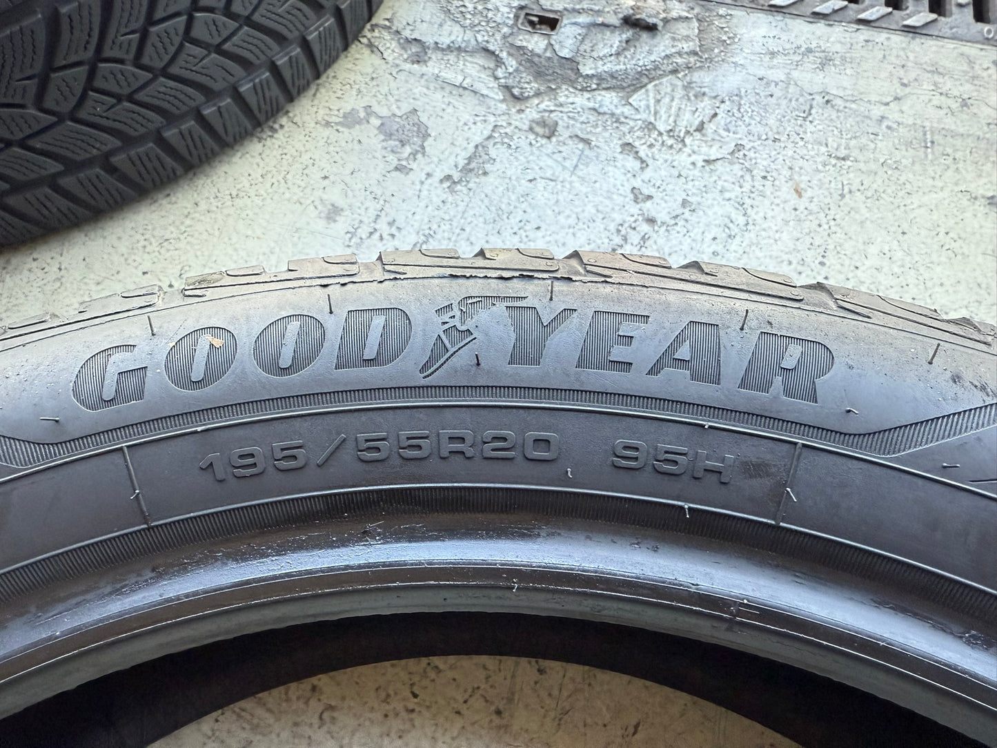 Usato: 4 Gomme 195/55R20 95H XL Goodyear Invernale 85% residui