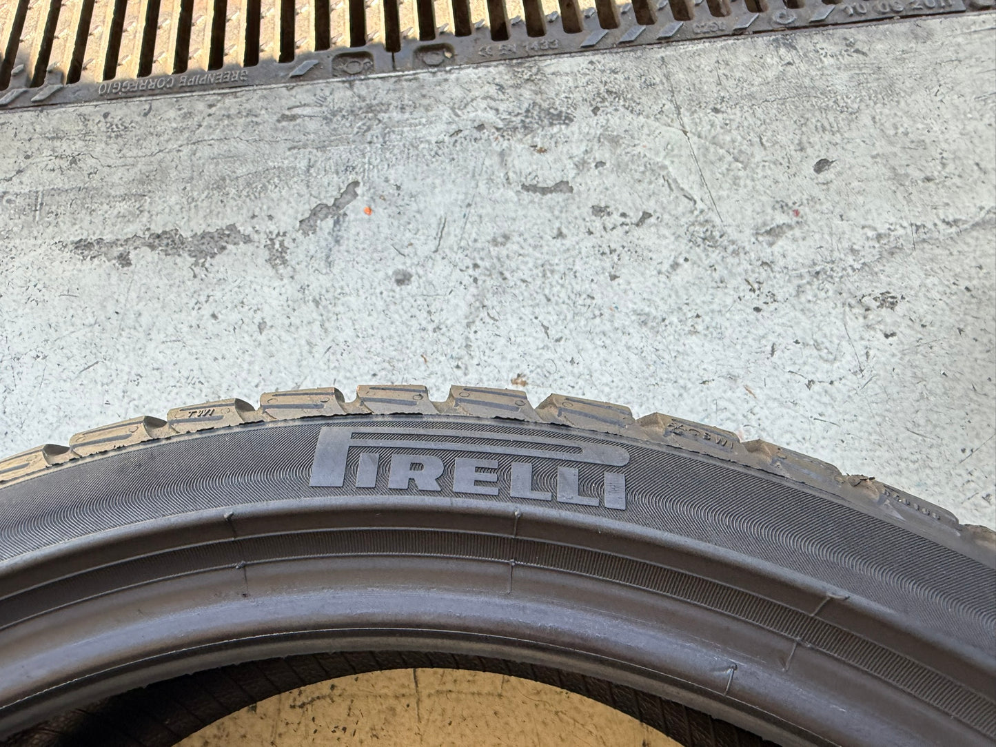 Usato: 4 Gomme 235/35R19 91V XL Pirelli Invernale 80% residui