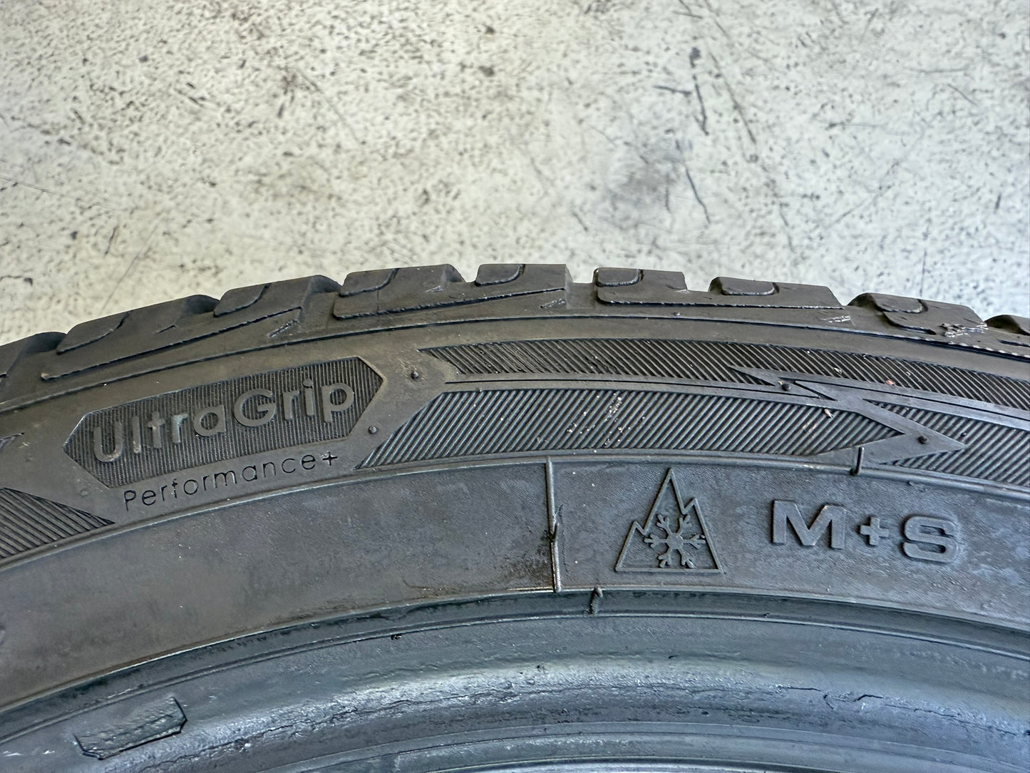 Usato: 4 Gomme 245/45R18 100V XL Goodyear Invernale 85% residui