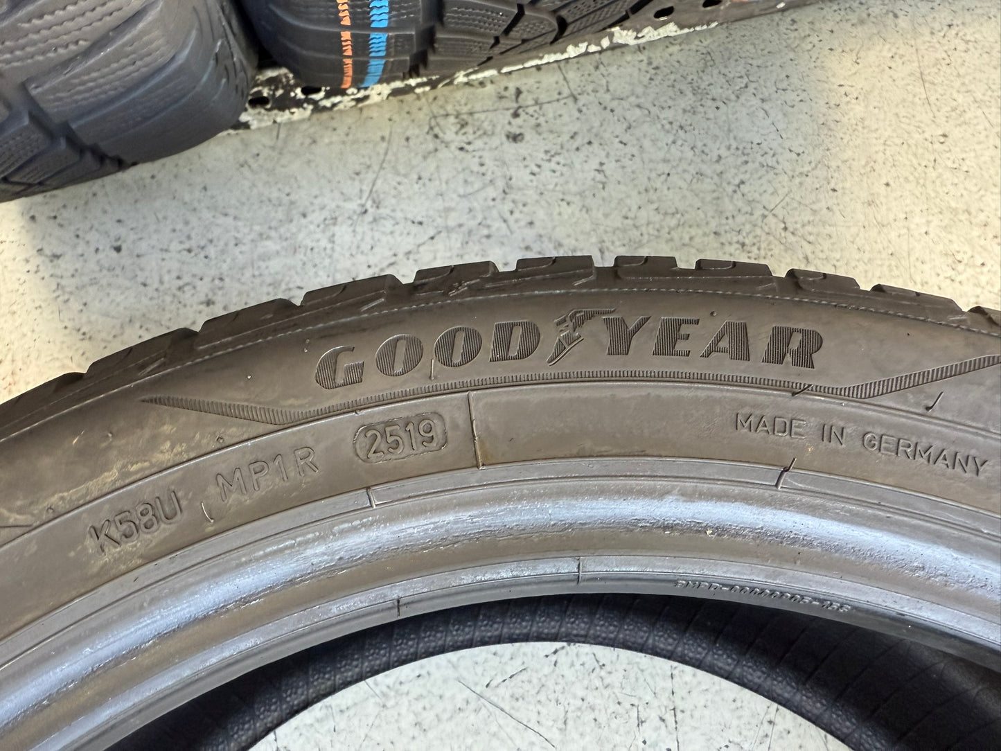Usato: 4 Gomme 245/45R18 100V XL Goodyear Invernale 85% residui