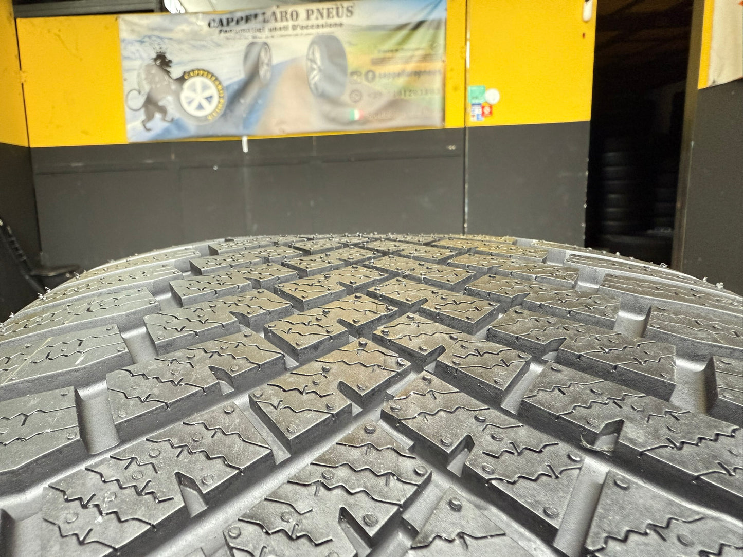 Nuovo: 2 Gomme 285/45R21 113V XL Yokohama Invernali