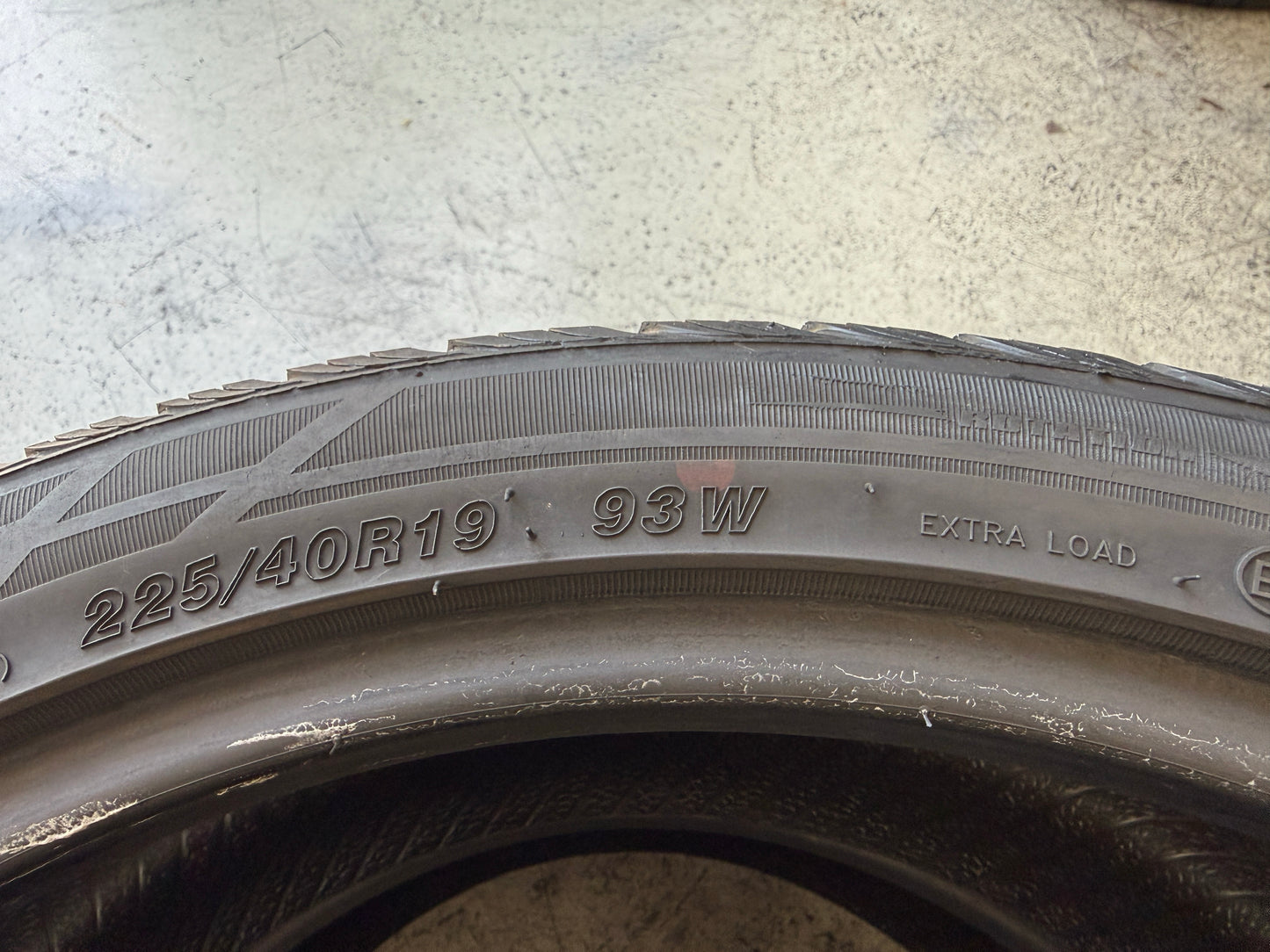 Usato: 2 Pneumatici Gripmax SureGrip A/S 225/40R19 93W XL 4 Stagioni 85% residui
