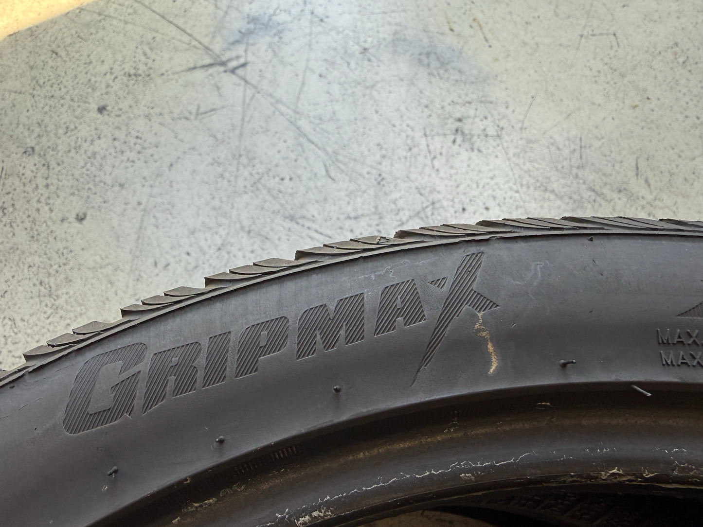 Usato: 2 Pneumatici Gripmax SureGrip A/S 225/40R19 93W XL 4 Stagioni 85% residui