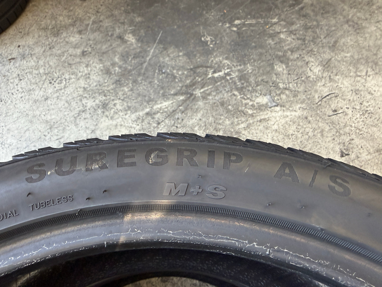Usato: 2 Pneumatici Gripmax SureGrip A/S 225/40R19 93W XL 4 Stagioni 85% residui