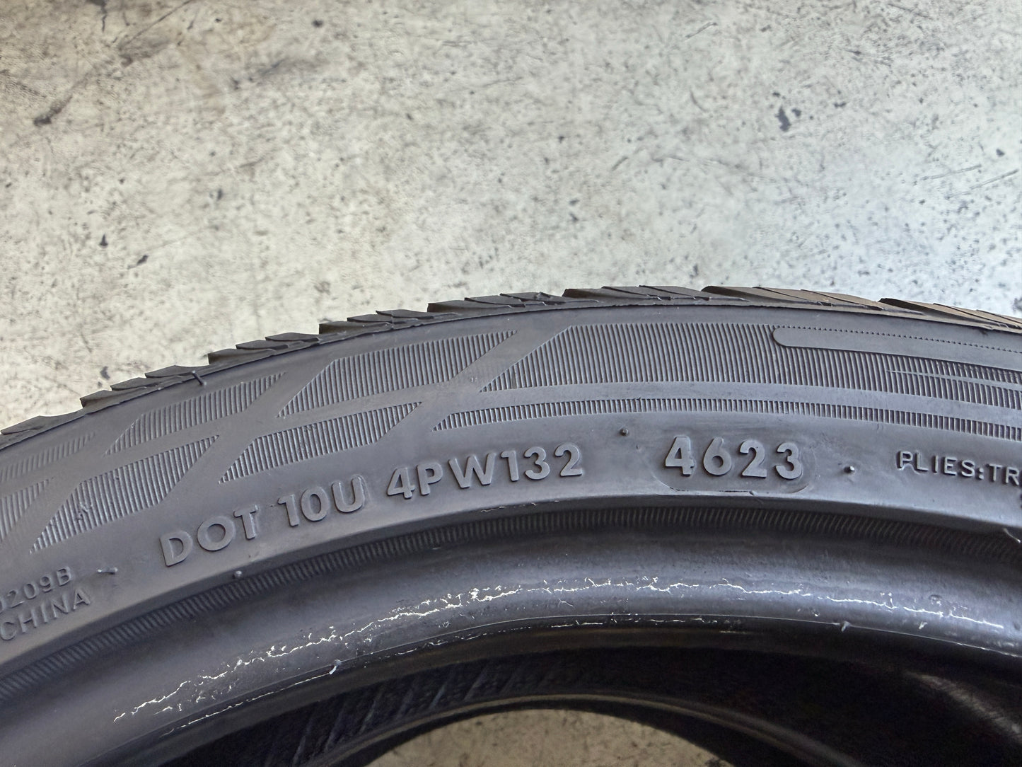 Usato: 2 Pneumatici Gripmax SureGrip A/S 225/40R19 93W XL 4 Stagioni 85% residui