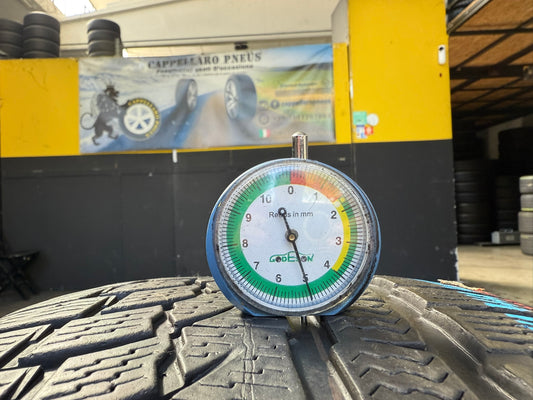 Usato: 2 Gomme 235/40R19 96V XL Nokian Invernali 80% residui