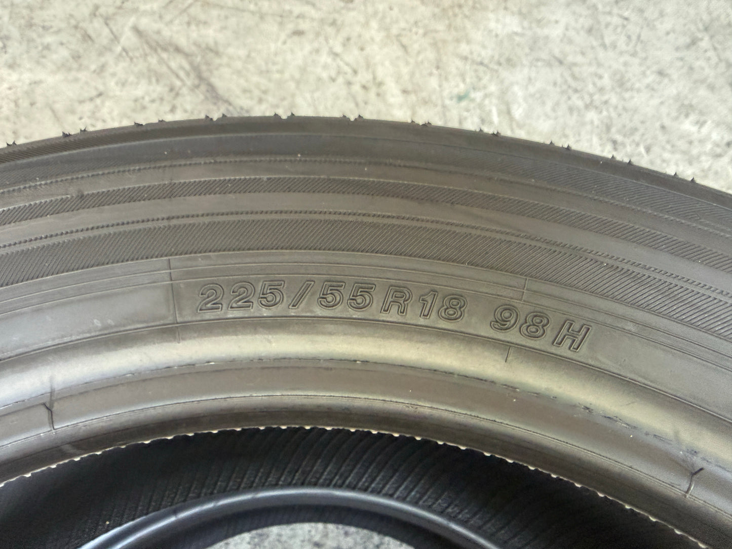 Usato: 2 Pneumatici Yokohama Advan V61 225/55R18 98H Estive 100% Residui