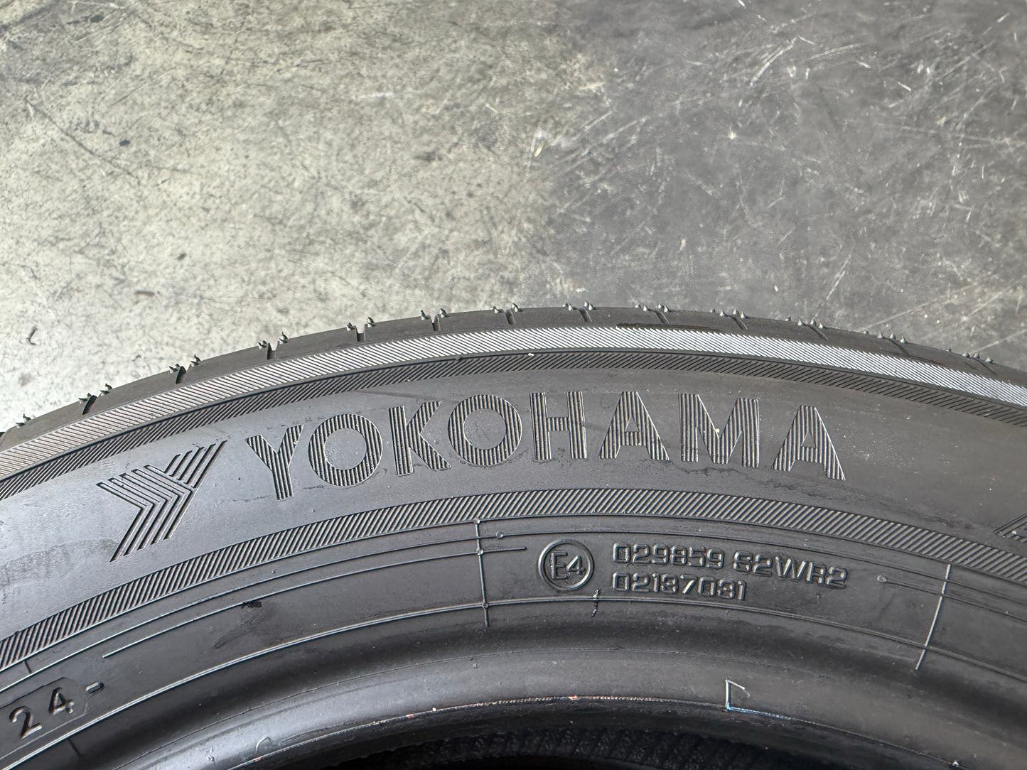Usato: 2 Pneumatici Yokohama Advan V61 225/55R18 98H Estive 100% Residui