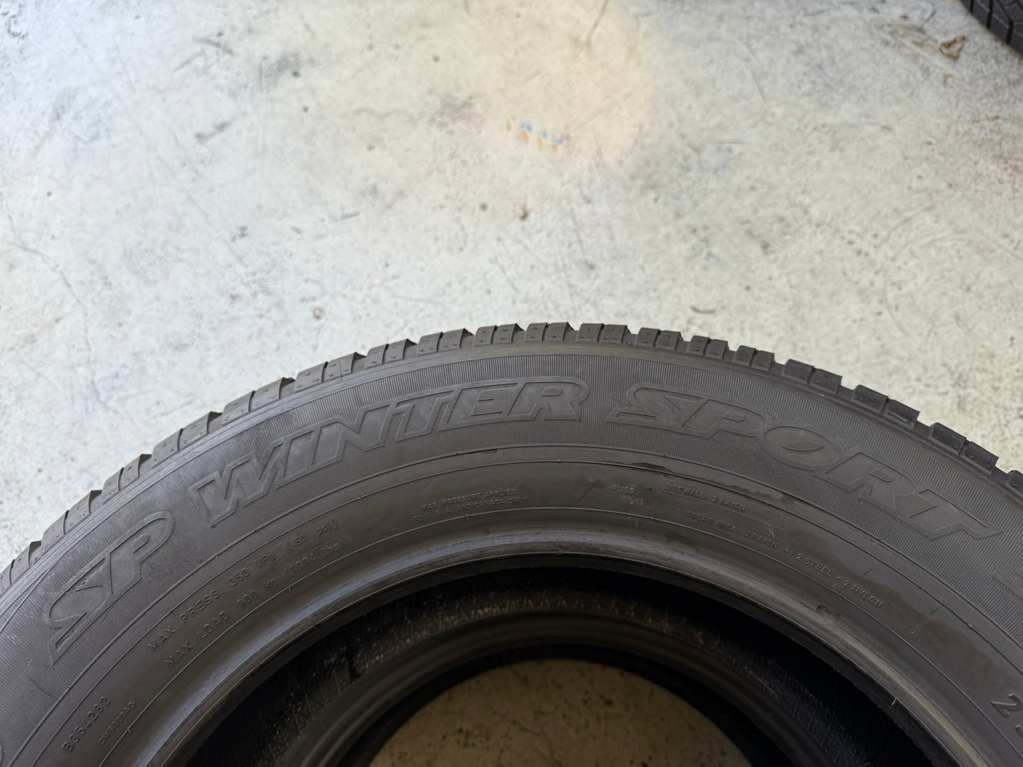 Usato: 2 Gomme 235/65R17 104H AO Dunlop Invernali 75% residui
