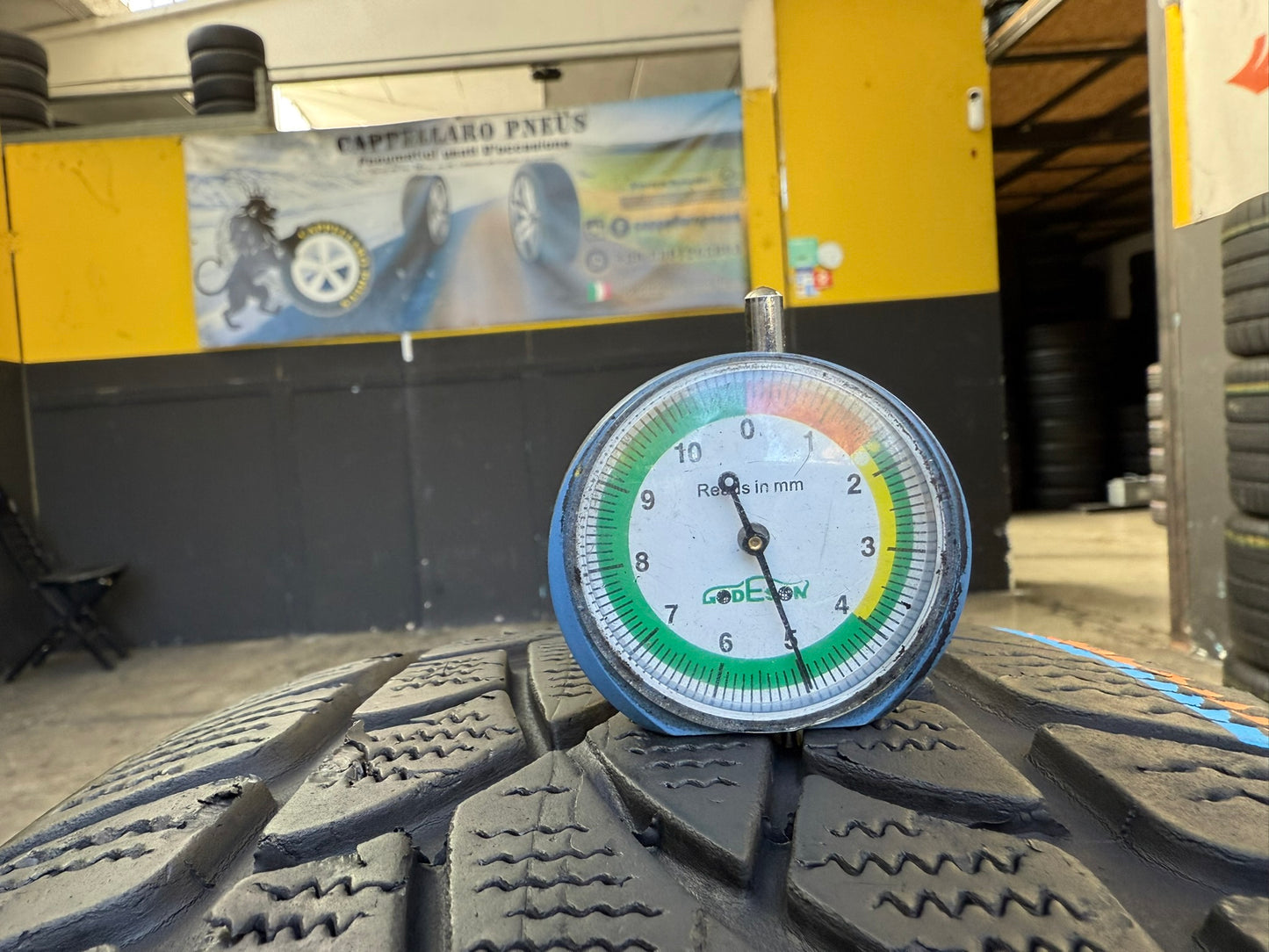 Usato: 2 Gomme 235/65R17 104H AO Dunlop Invernali 75% residui