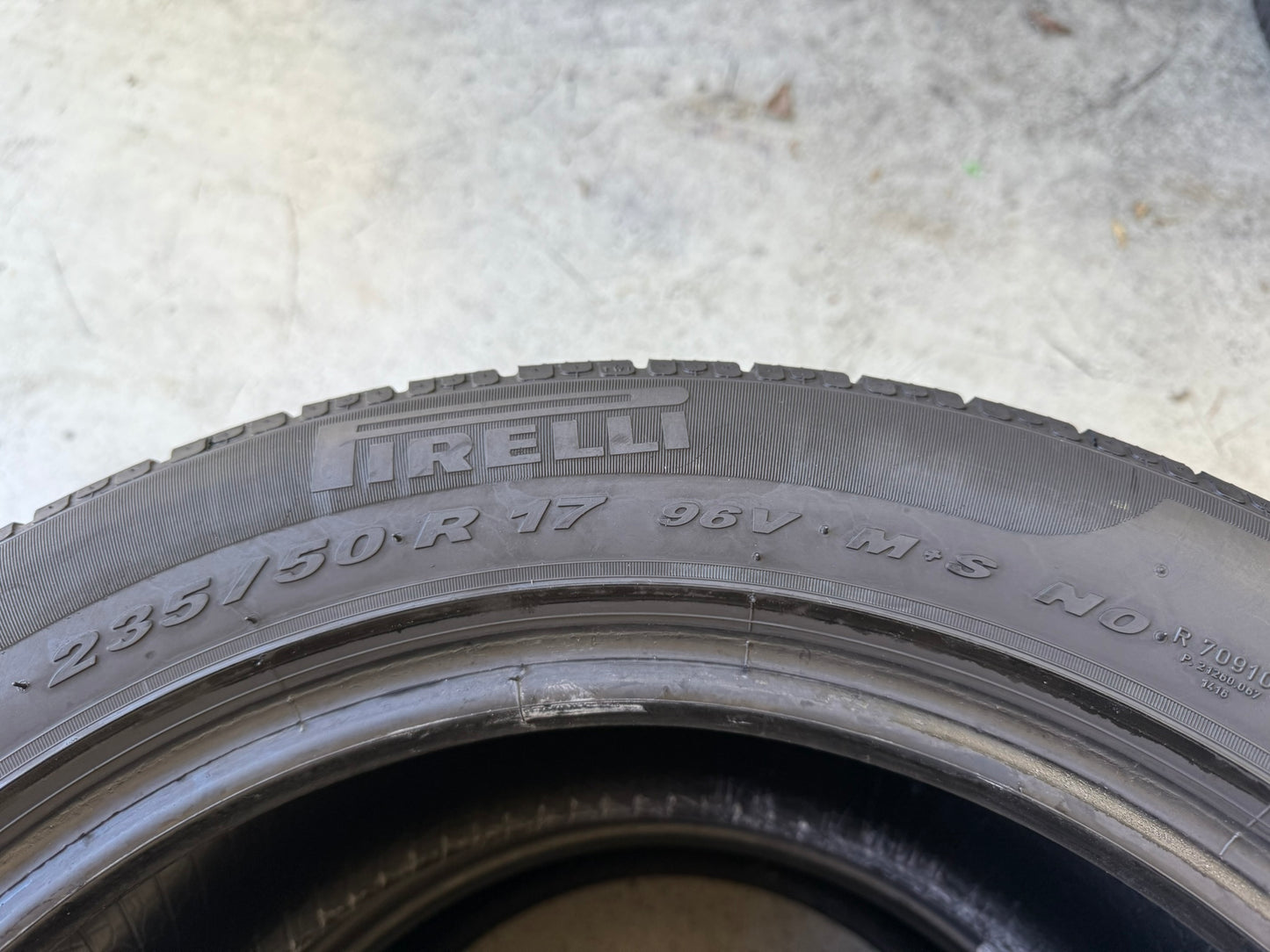 Usato: 2 Gomme 235/50R17 96V Pirelli Invernali 80% residui