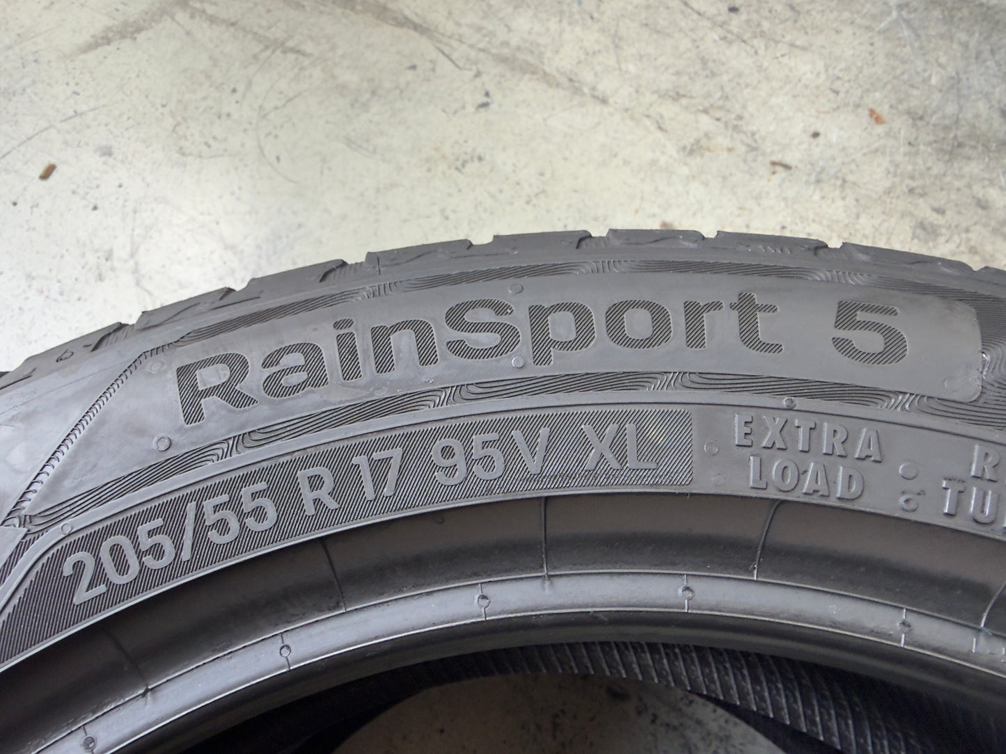 Usato: 2 Pneumatici Uniroyal RainSport 5 EVc 205/55R17 95V XL Estivi 95% Residui DOT 2025