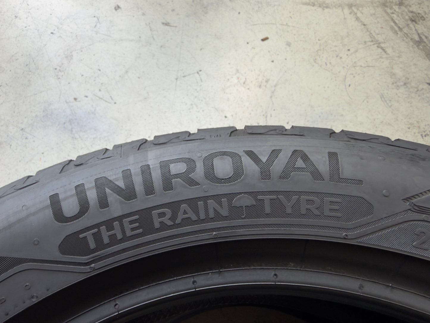 Usato: 2 Pneumatici Uniroyal RainSport 5 EVc 205/55R17 95V XL Estivi 95% Residui DOT 2025