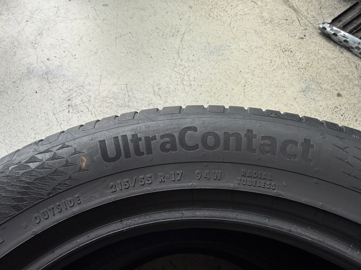 Usato: 2 Pneumatici Continental UltraContact 215/55R17 94W Estivi 90% Residui
