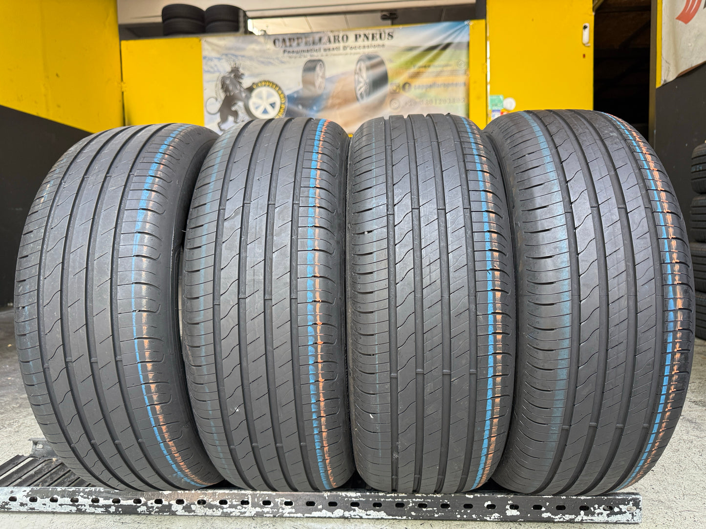 Usato: 4 Pneumatici Goodyear EfficientGrip Performance 2 215/55R17 98W XL Estivi 90% Residui