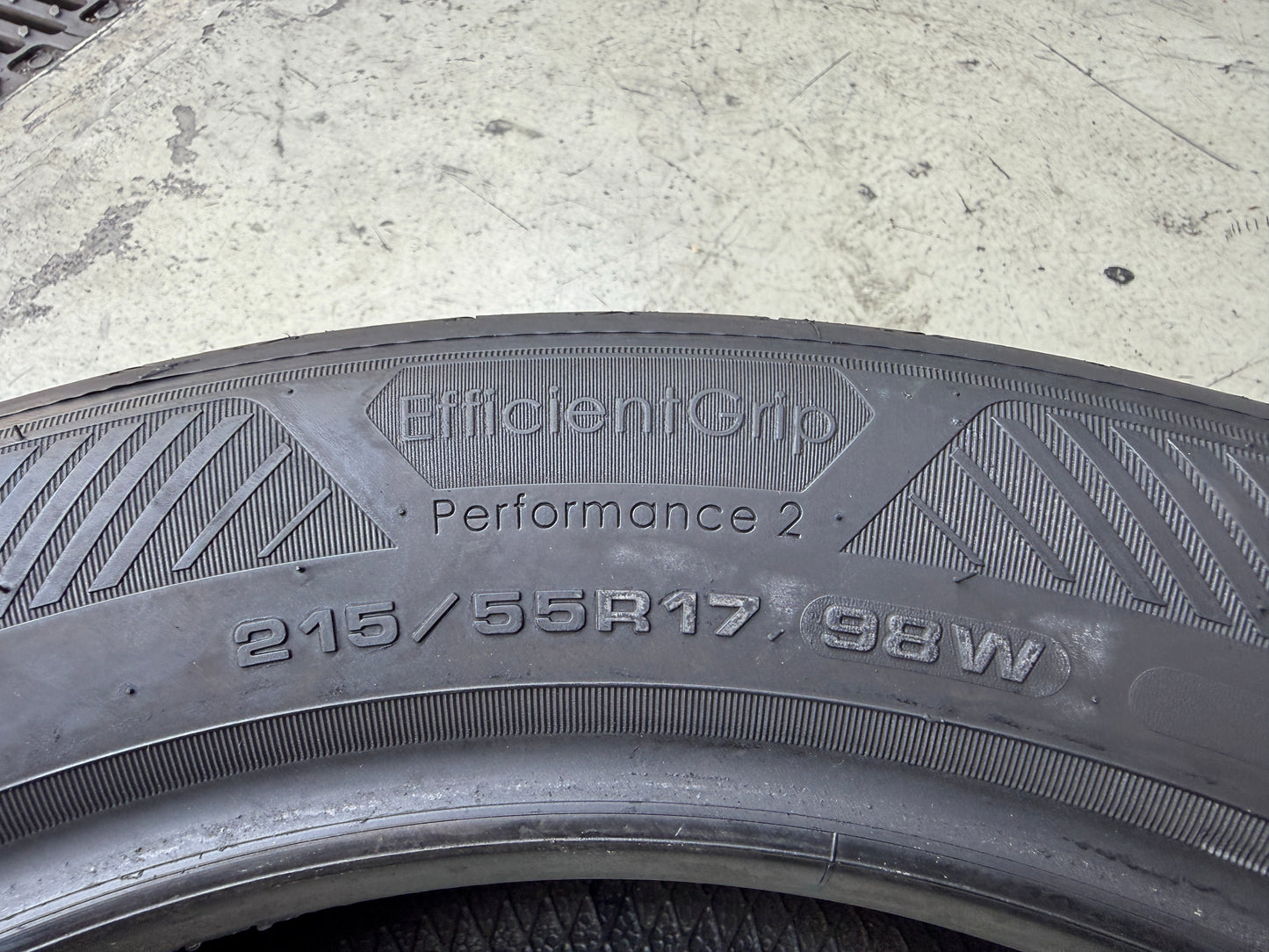 Usato: 4 Pneumatici Goodyear EfficientGrip Performance 2 215/55R17 98W XL Estivi 90% Residui