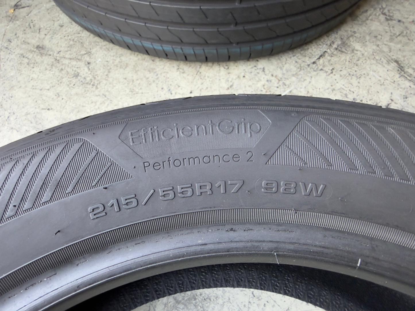 Usato: 4 Pneumatici Goodyear EfficientGrip Performance 2 215/55R17 98W XL Estivi 85% Residui