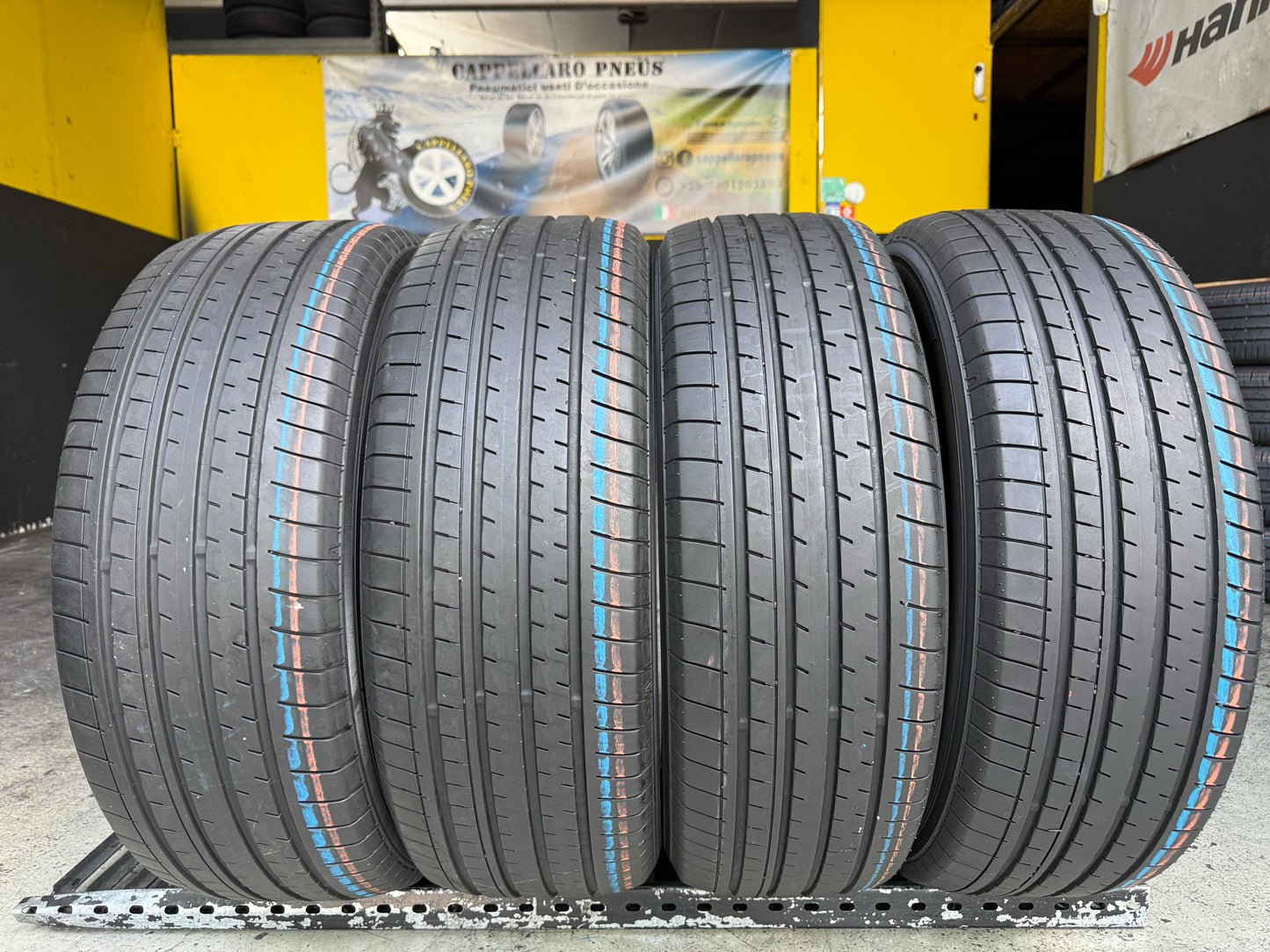 Usato: 4 Pneumatici Yokohama BluEarth-XT AE61 / Advan V61 235/60R18 103H Estive 90% Residui