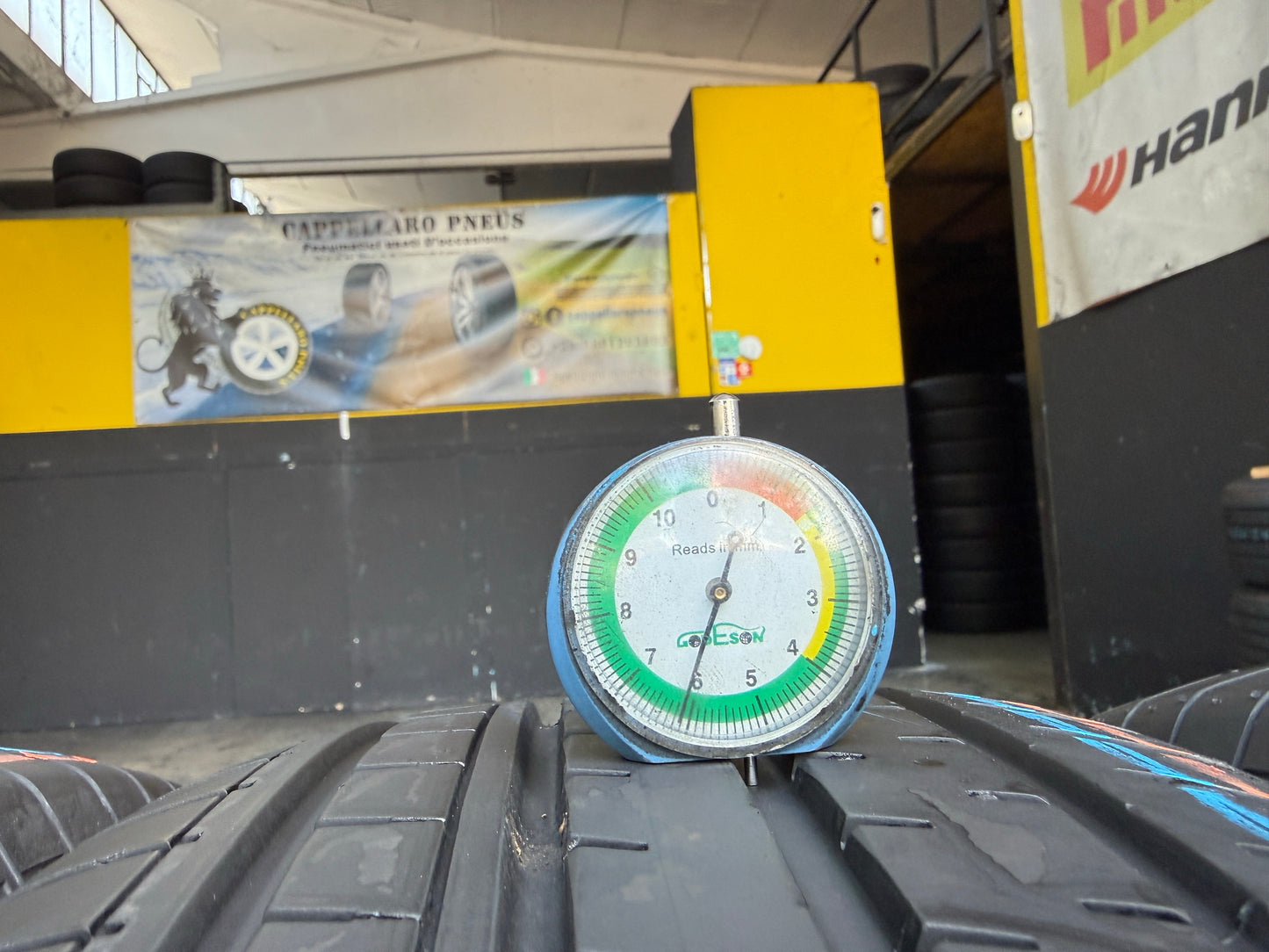 Usato: 4 Pneumatici Yokohama BluEarth-XT AE61 / Advan V61 235/60R18 103H Estive 90% Residui