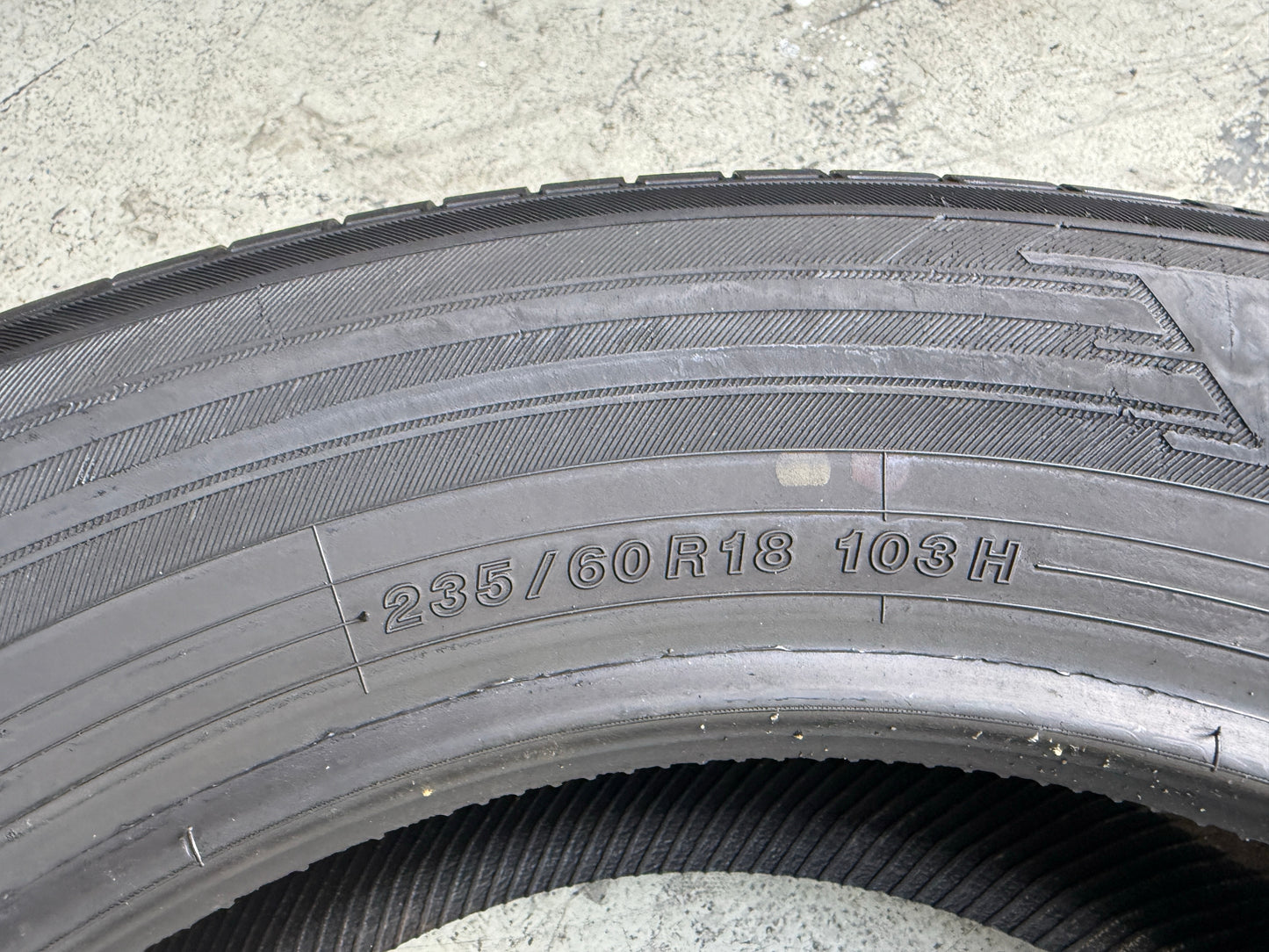 Usato: 4 Pneumatici Yokohama BluEarth-XT AE61 / Advan V61 235/60R18 103H Estive 90% Residui