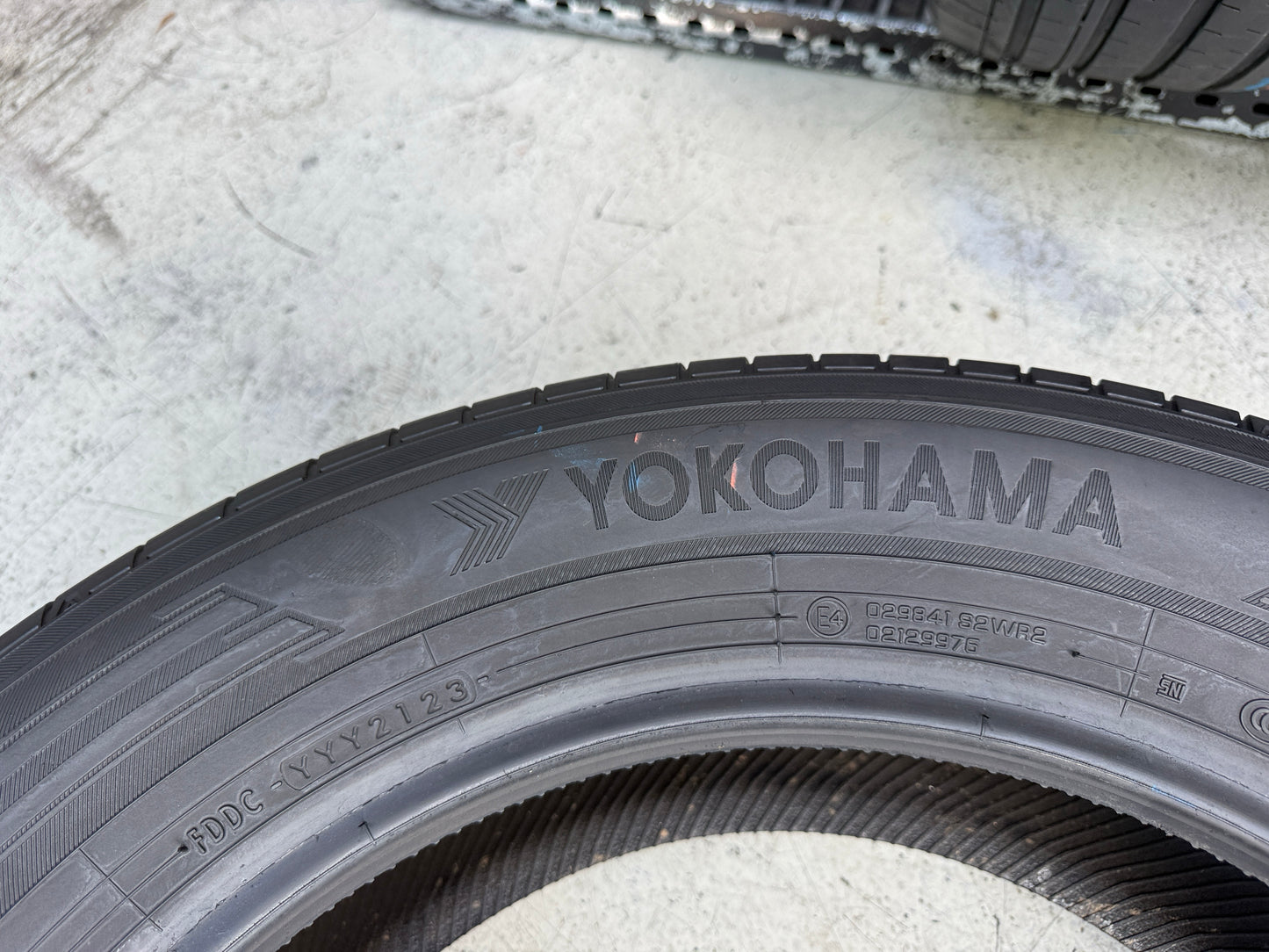 Usato: 4 Pneumatici Yokohama BluEarth-XT AE61 / Advan V61 235/60R18 103H Estive 90% Residui