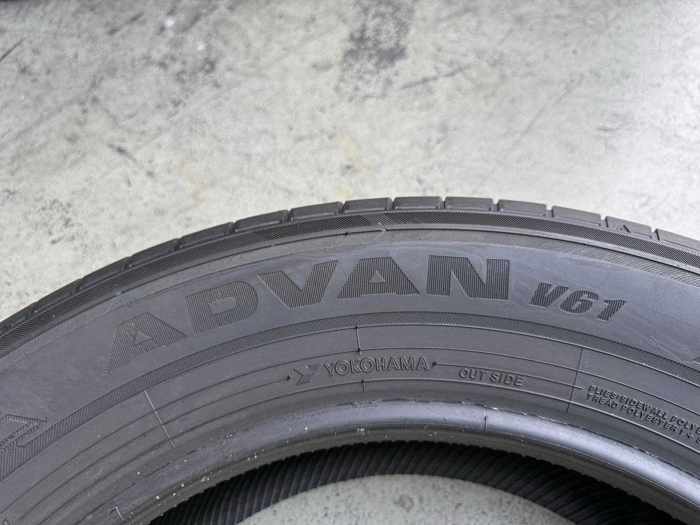 Usato: 4 Pneumatici Yokohama BluEarth-XT AE61 / Advan V61 235/60R18 103H Estive 90% Residui