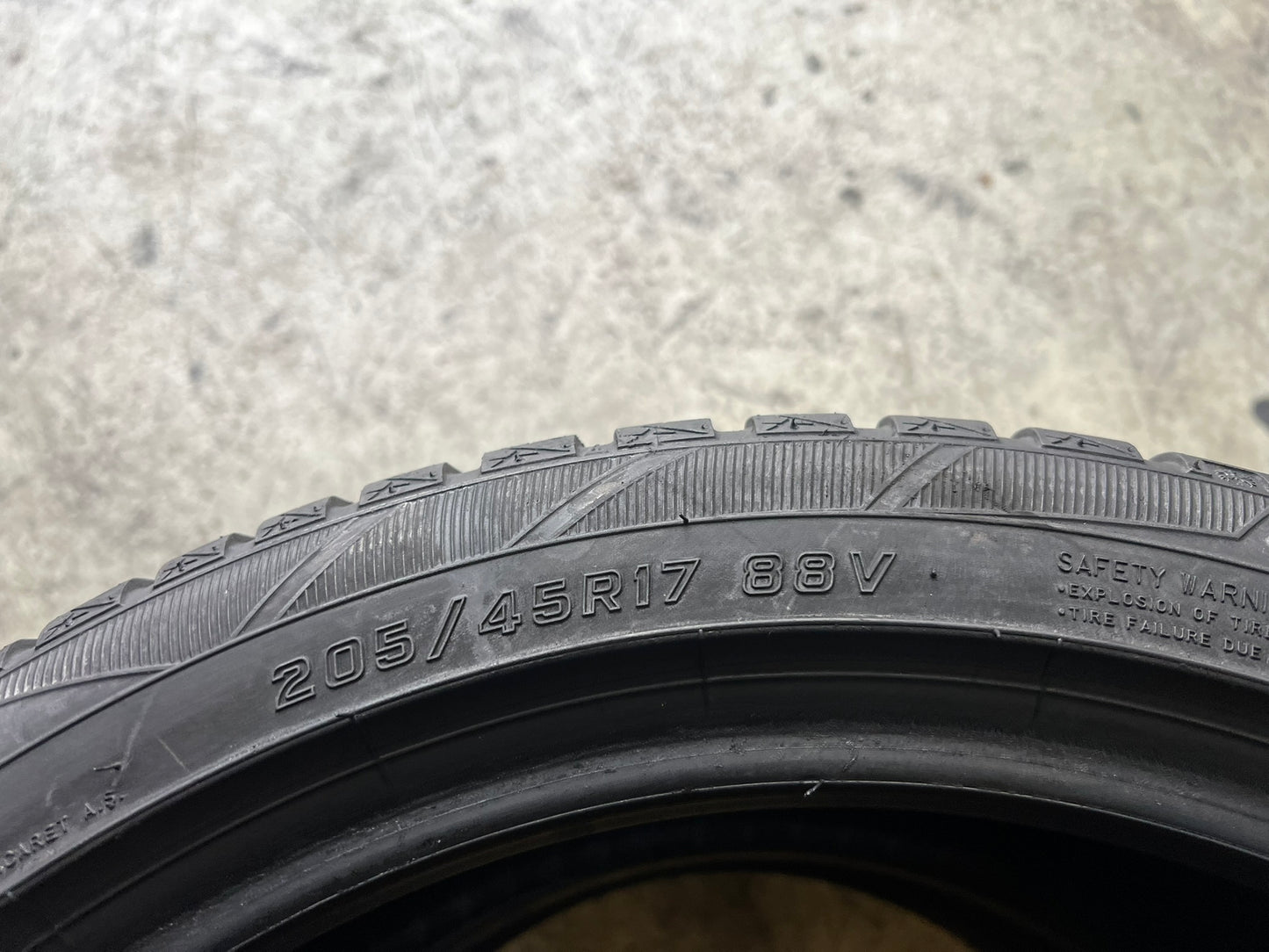 Usato: 2 Gomme 205/45R17 88V XL Falken 4 Stagioni 85% residui