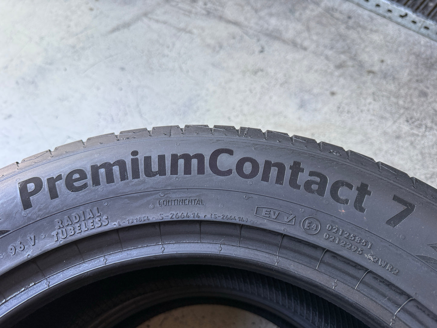 Usato: 2 Pneumatici Continental PremiumContact 7 215/60R17 96V EV Estivi 80% Residui DOT 2025