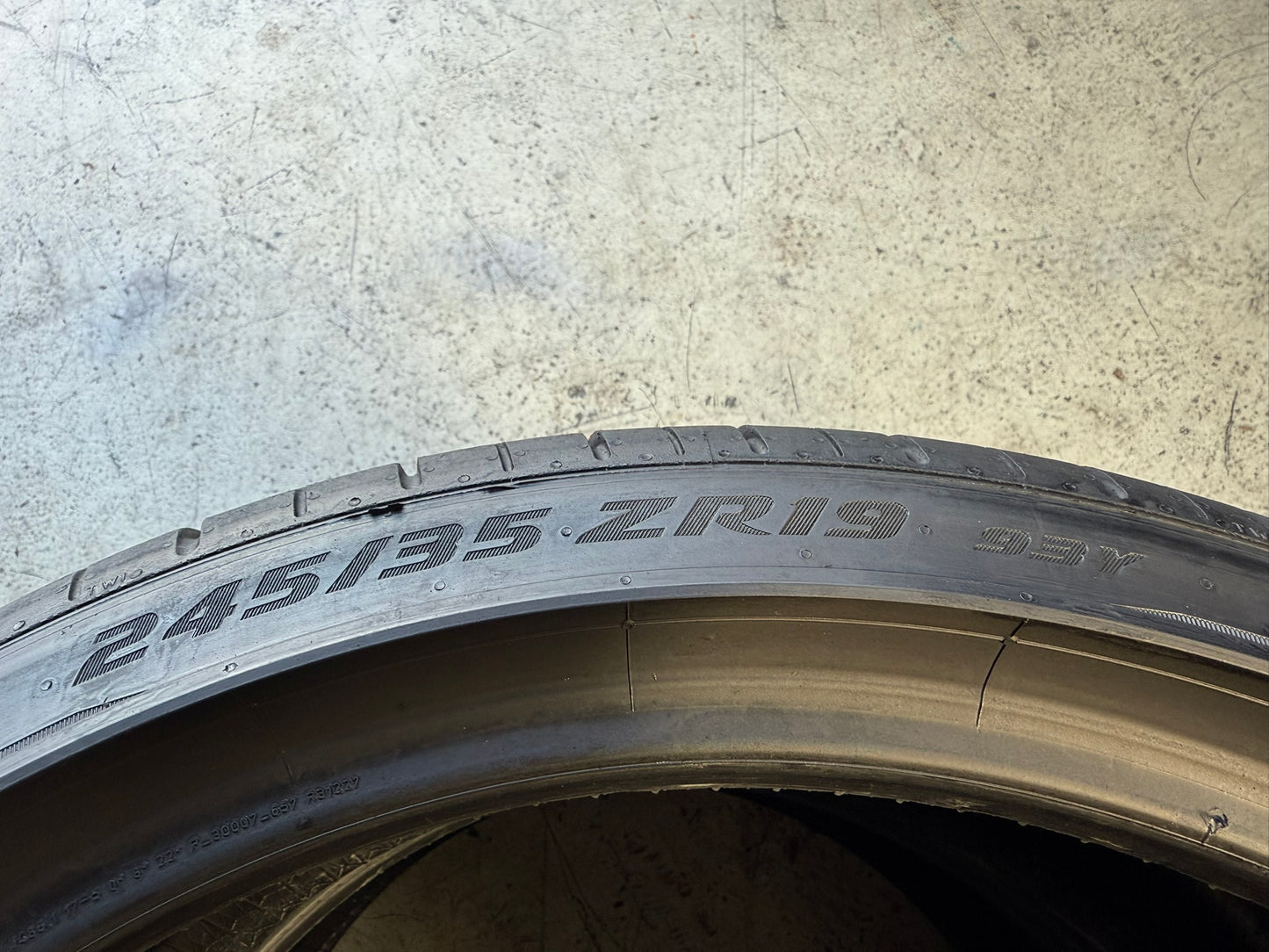 Usato: 2 Gomme 245/35R19 93Y XL Pirelli Estive 85% residui
