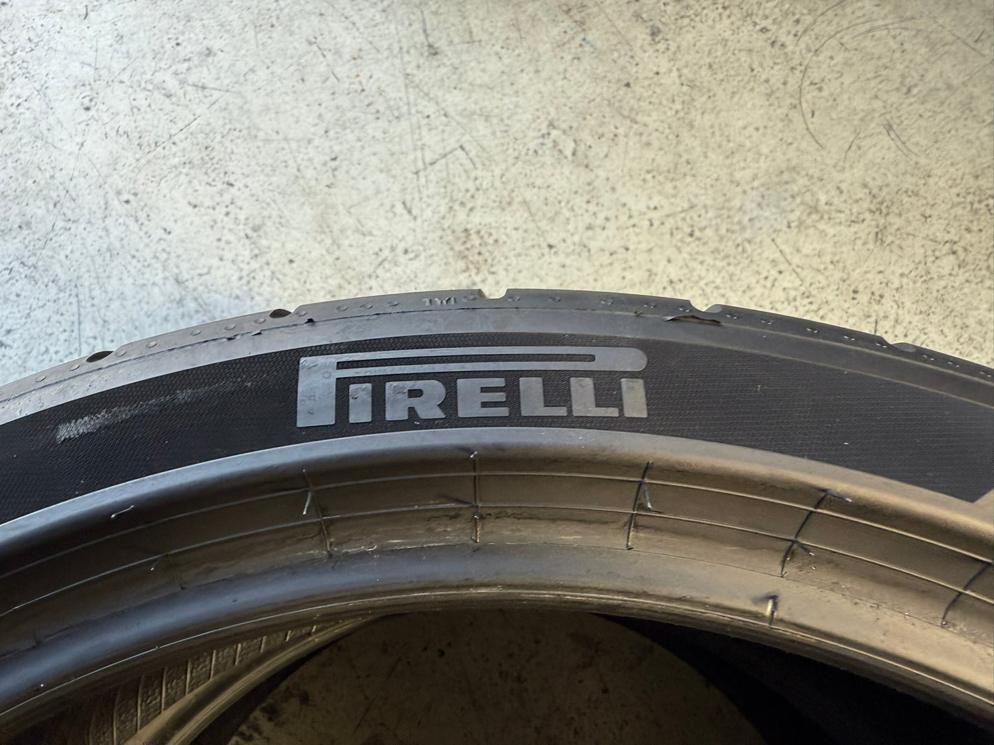 Usato: 2 Gomme 245/35R19 93Y XL Pirelli Estive 80% residui