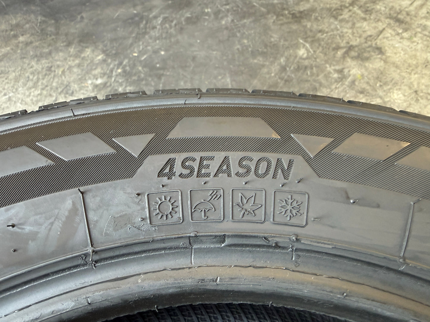 Usato: 2 Pneumatici Kumho PorTran 4S CX11 205/65R16C 107/105T 8PR 4 Stagioni 80% Residui