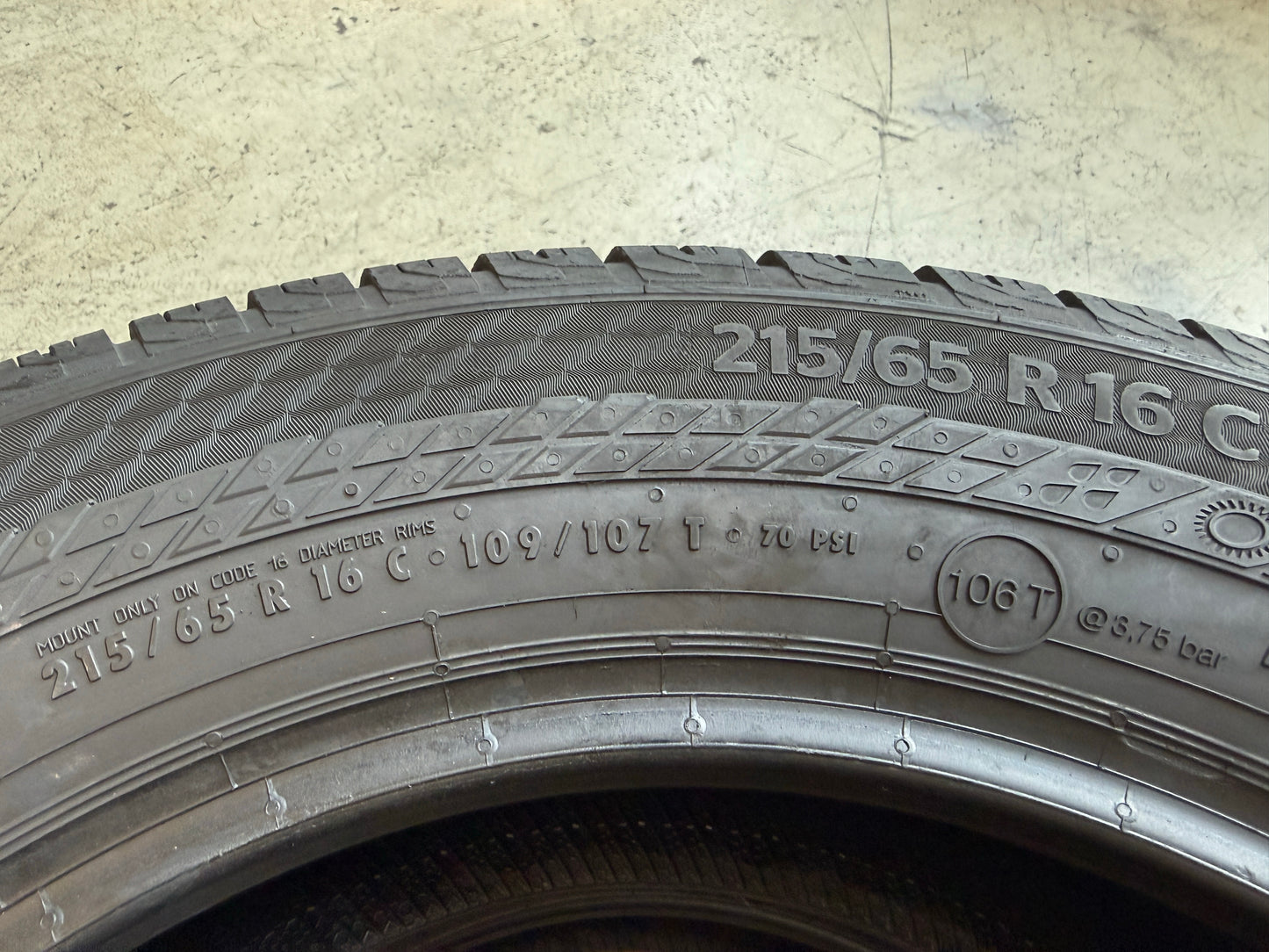 Usato: 2 Pneumatici Continental VanContact 4Season 215/65R16C 109/107T EVc 4 Stagioni 80% Residui