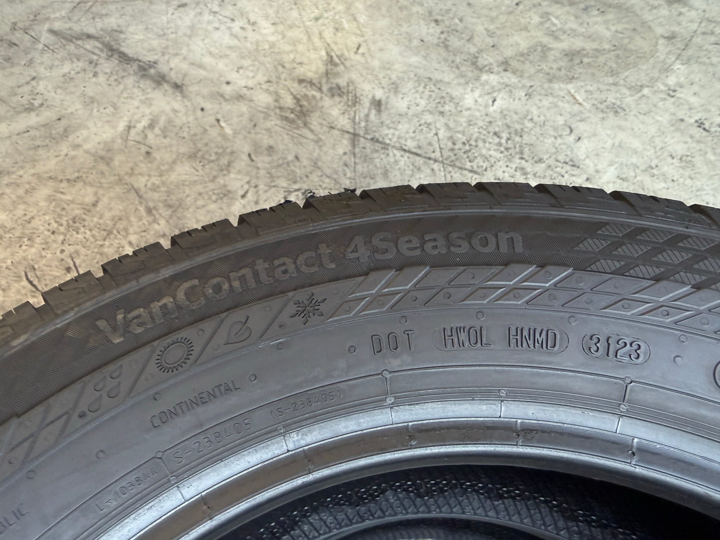 Usato: 2 Pneumatici Continental VanContact 4Season 215/65R16C 109/107T EVc 4 Stagioni 80% Residui
