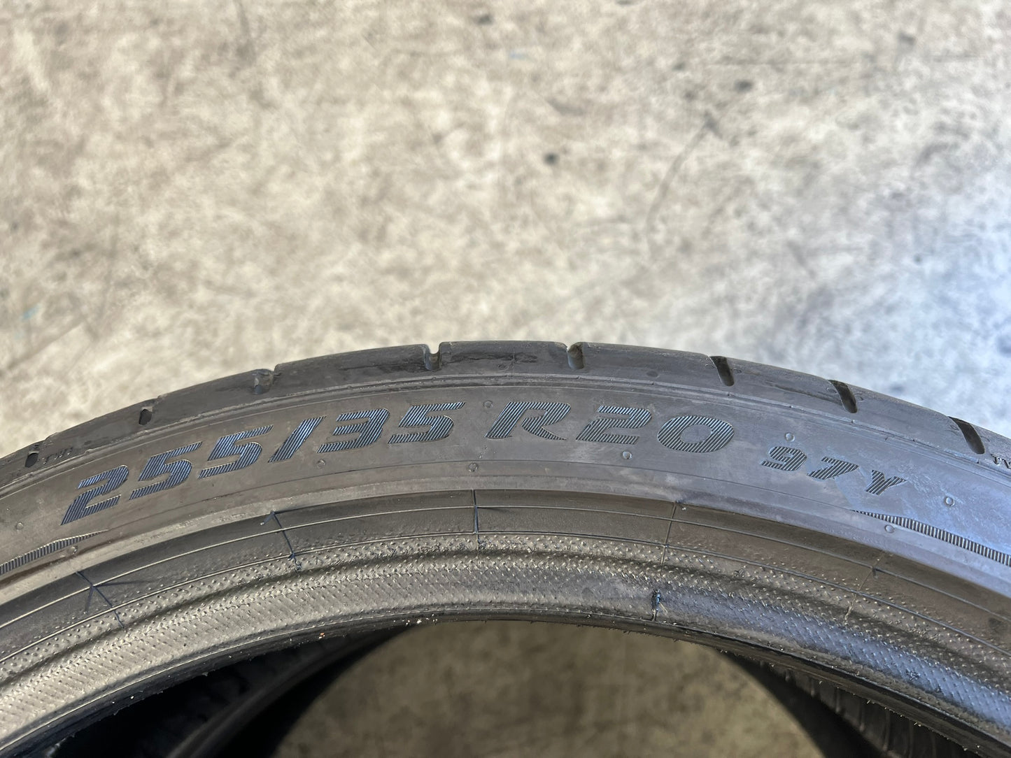Usato: 2 Gomme 255/35R20 97Y XL Pirelli estive 90% residui