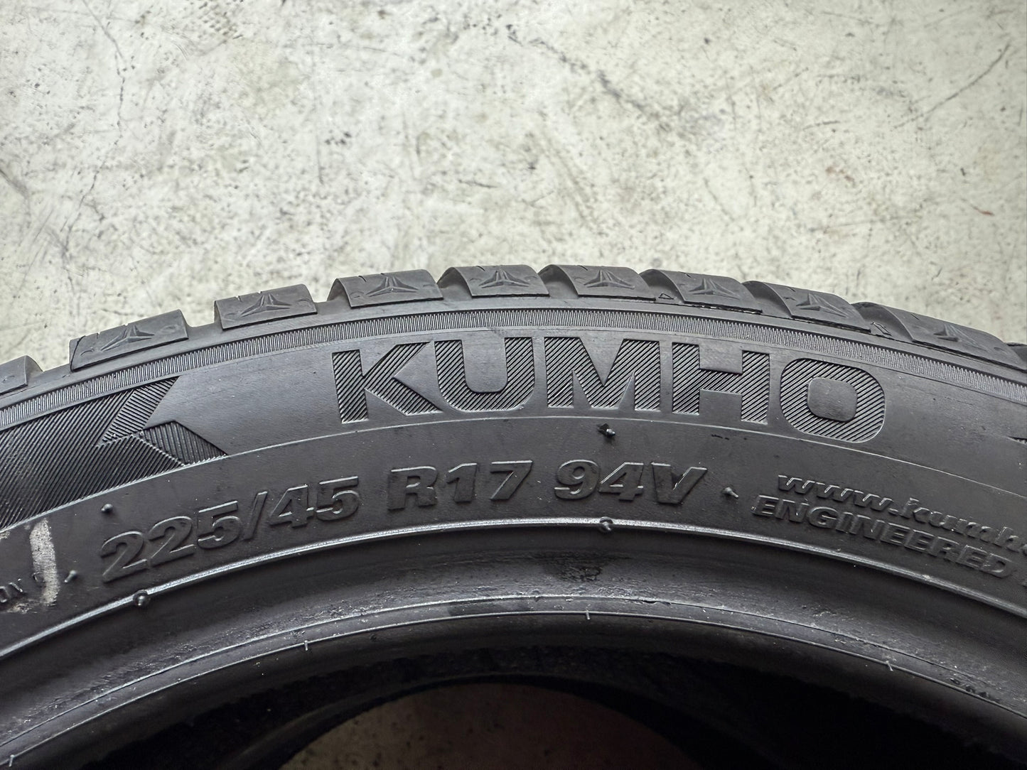 Usato: 2 Gomme 225/45R17 94V XL Kumho Invernali 99% residui