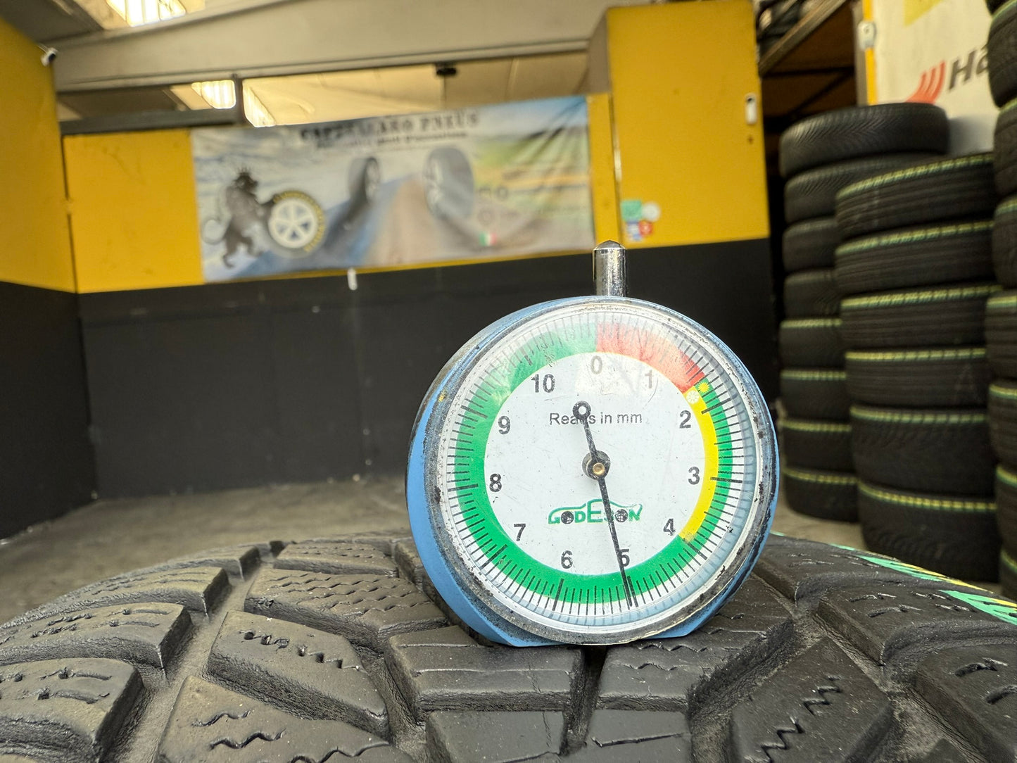 Usato: 2 Gomme 235/45R20 100V XL Hankook Invernali 70% residui