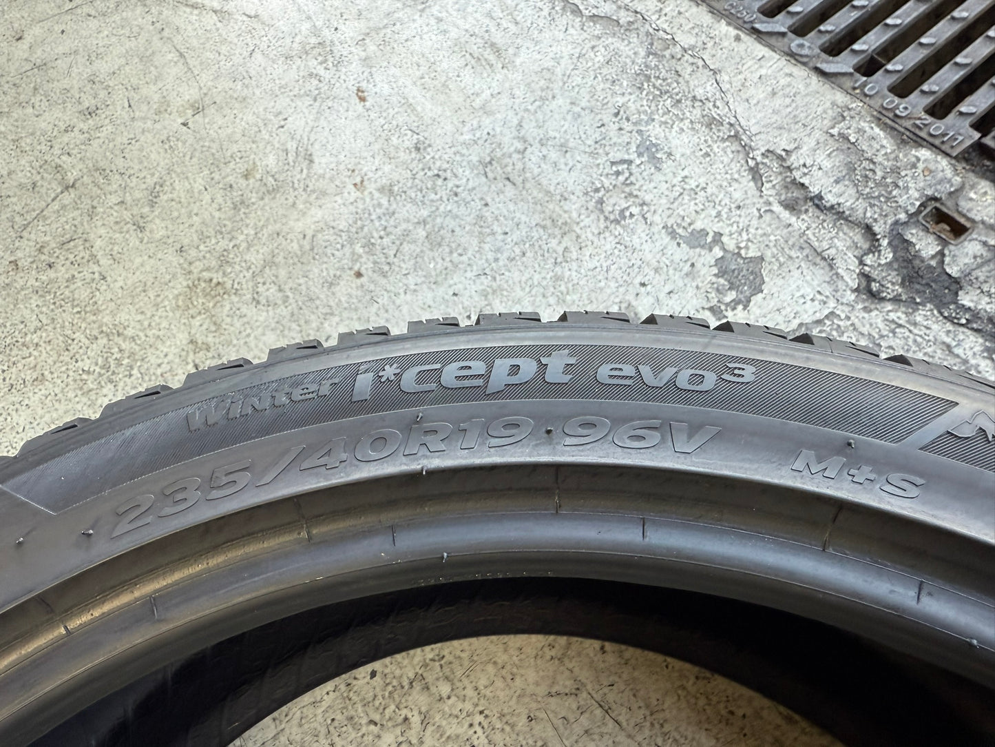 Usato: 4 Gomme 235/40R19 96V XL Hankook Invernali 75-85% residui
