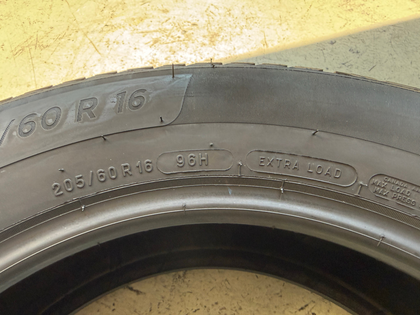 Usato: 4 Pneumatici Michelin CrossClimate 2 205/60R16 96H XL 4 Stagioni 85% Residui DOT 2025