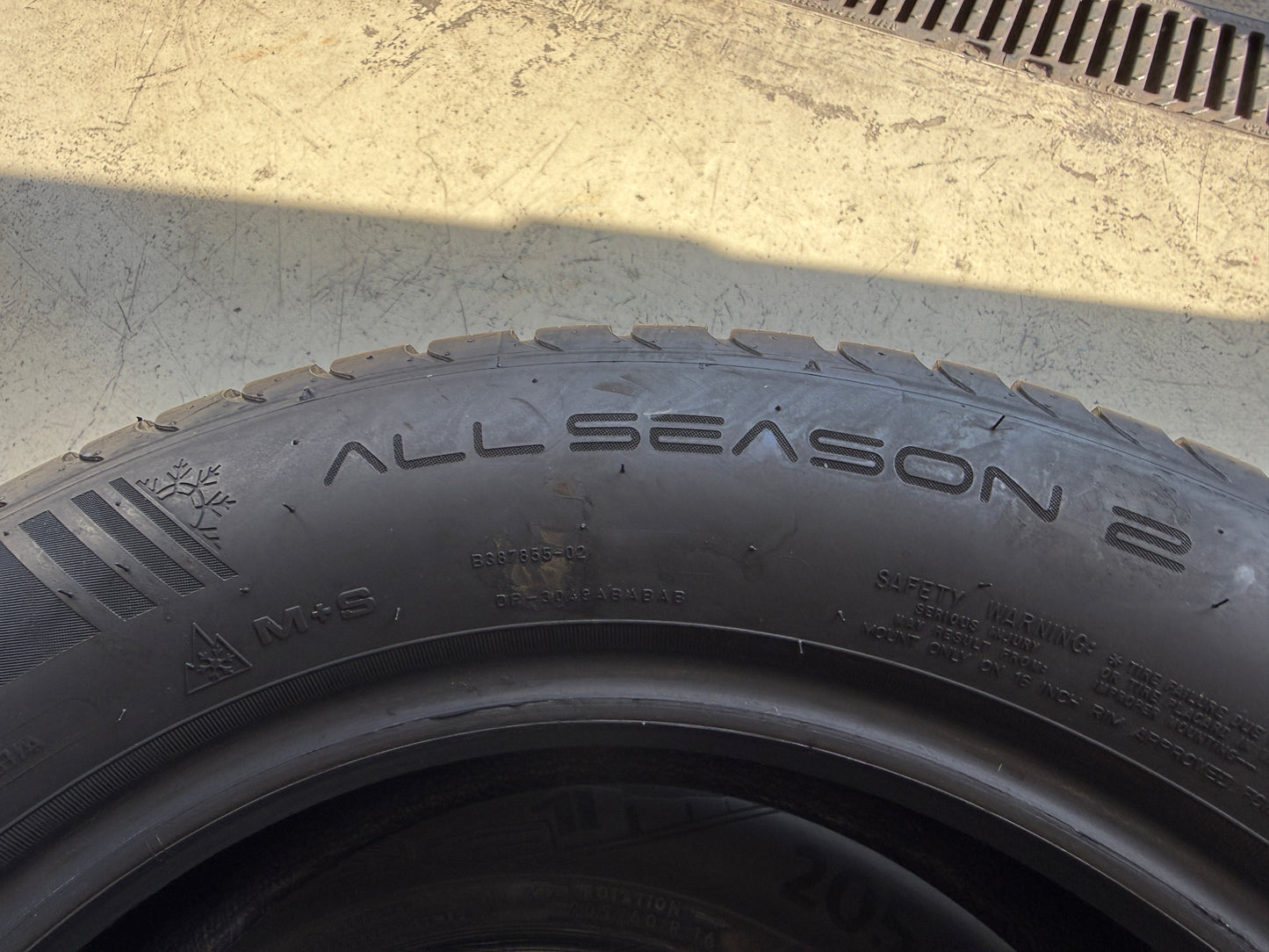 Usato: 4 Pneumatici 2 Continental AllSeasonContact + 2 Dunlop AllSeason 2 205/60R16 96H/96V 4 Stagioni 80% Residui